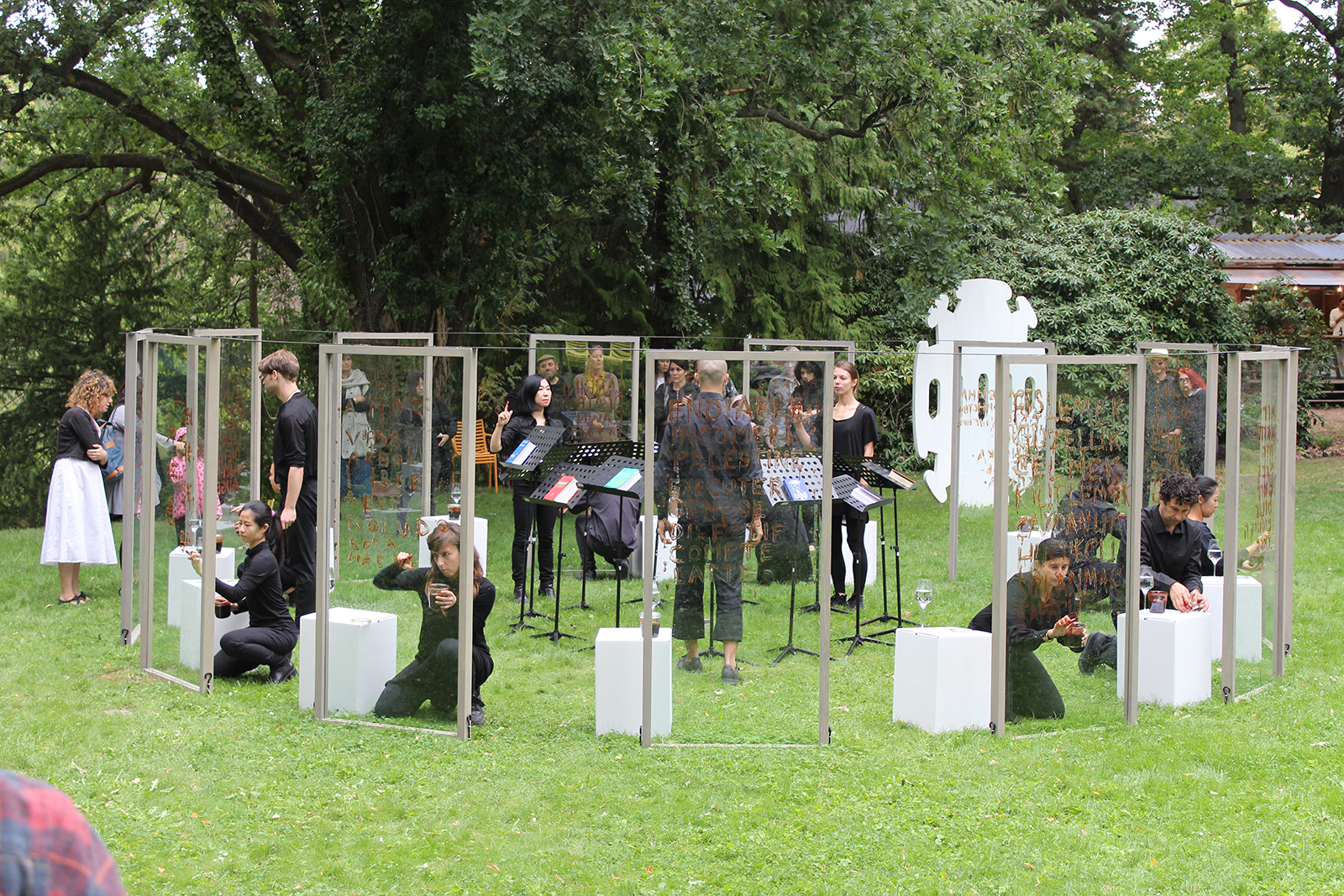 Nezaket Ekici and Shahar Marcus, The Honey Project, performance installation, 2018, Baustellenfest, Haus am Waldsee, Skulpturenpark, Berlin