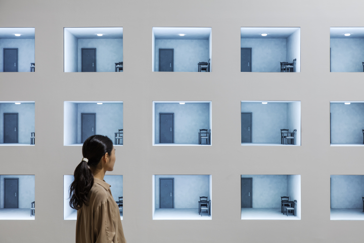 Leandro Erlich, “The Room (Surveillance II)” (2006/2018), video installation and flat screen monitors, 114 x 118 x 15.7 in. (© photo by Hasegawa Kenta, courtesy Mori Art Museum, Tokyo, Japan)